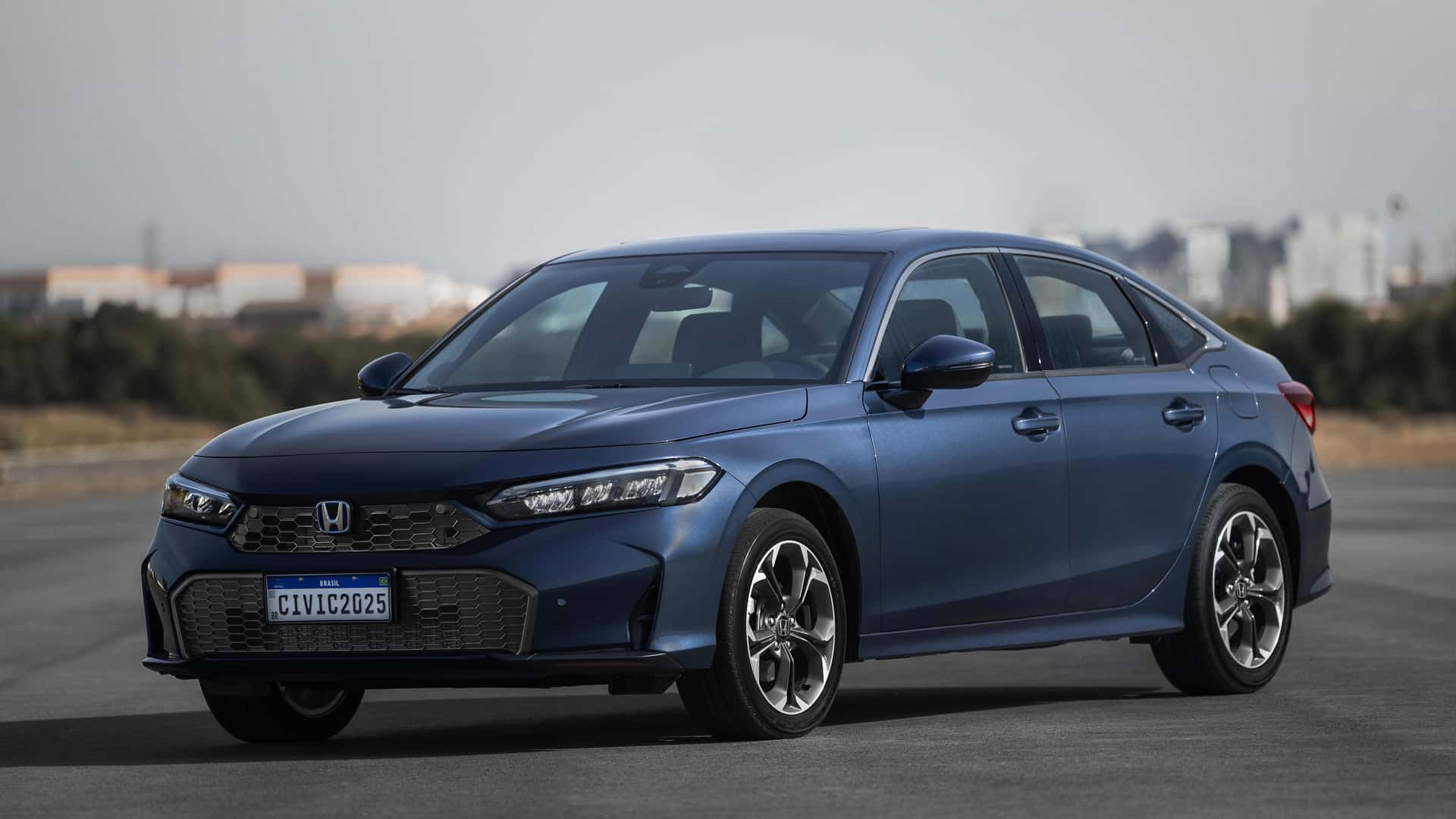 Honda lança novo Civic híbrido 2026 reestilizado sem mexer no preço