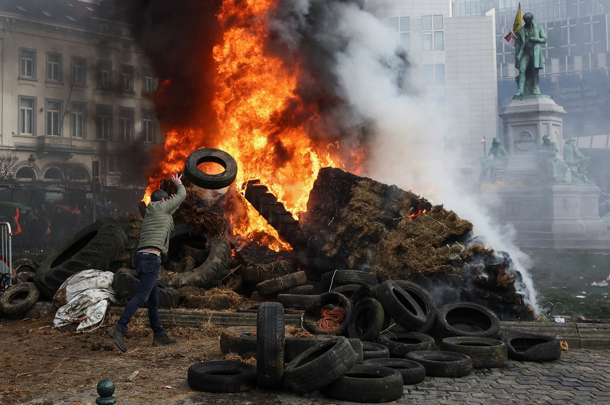 Protesto de agricultores contra acordo UE-Mercosul tem pneus queimados e confronto com a polícia em Bruxelas; veja imagens