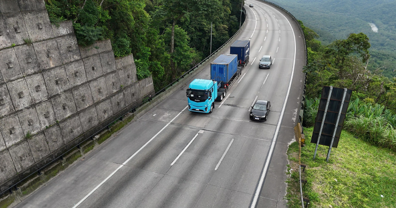 Gelog faz subida Anchieta-Imigrantes com caminhão elétrico