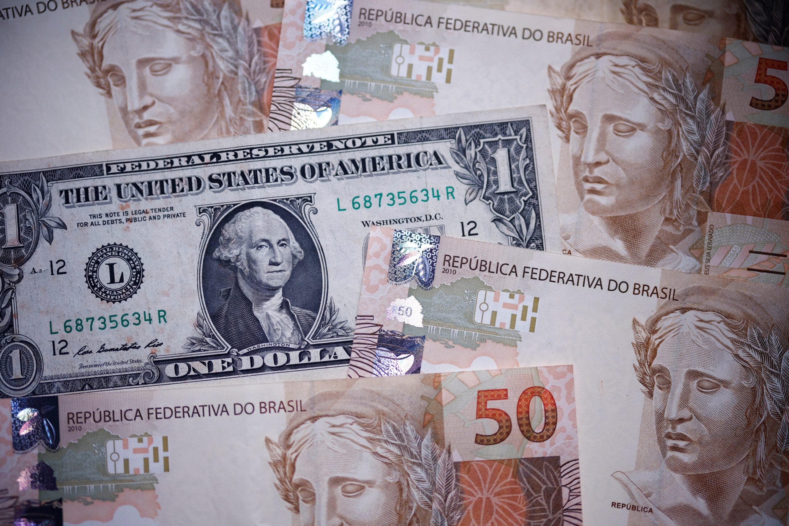 Dólar abre em queda de olho em emprego nos EUA e indicadores de serviços no Brasil