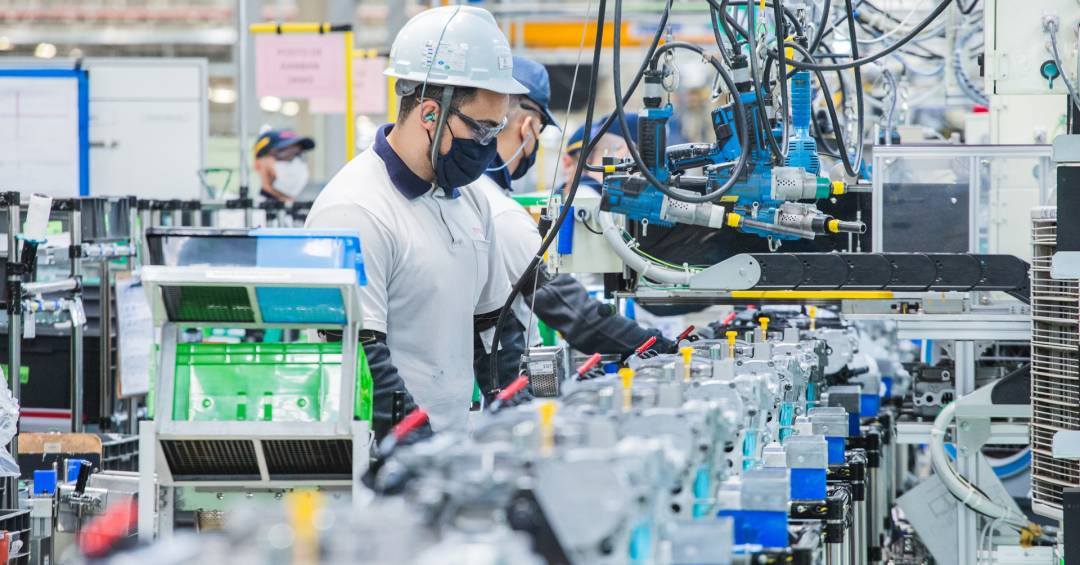 Toyota improvisa fábrica e importa peças para garantir motores de Corolla e Yaris Cross