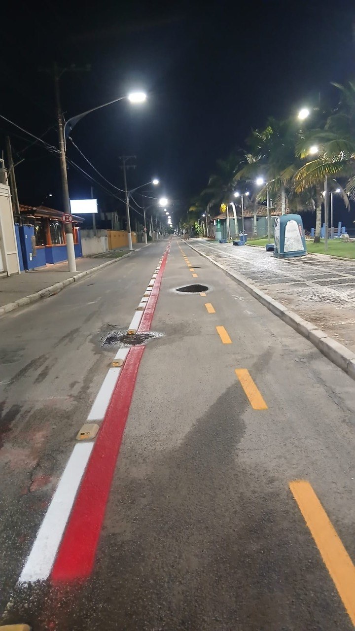 Guarujá revitaliza sinalização de ciclofaixa na orla da Praia do Tombo