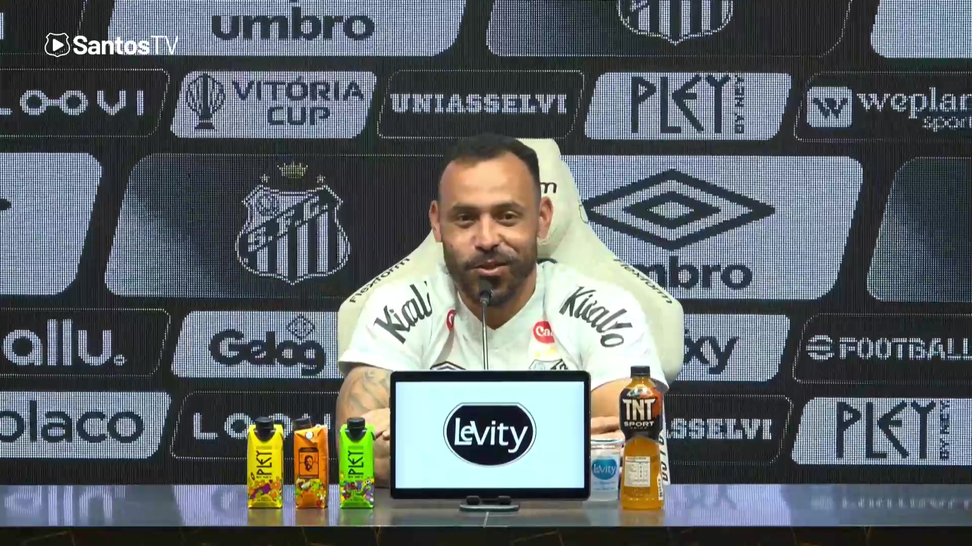 A apresentação de Moisés, ao vivo. | Santos Futebol Clube – Facebook