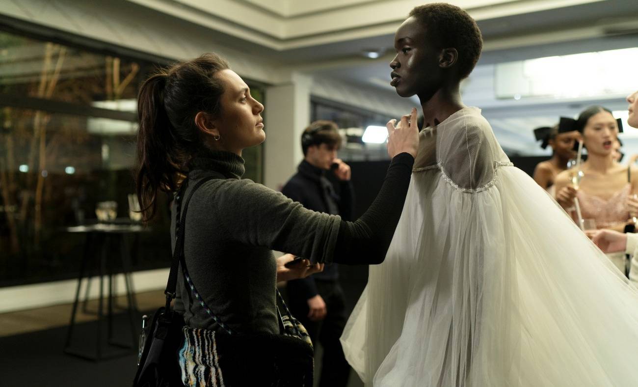 Couture – Novo filme com Angelina Jolie Entedia e Se Perde no Próprio Desfile