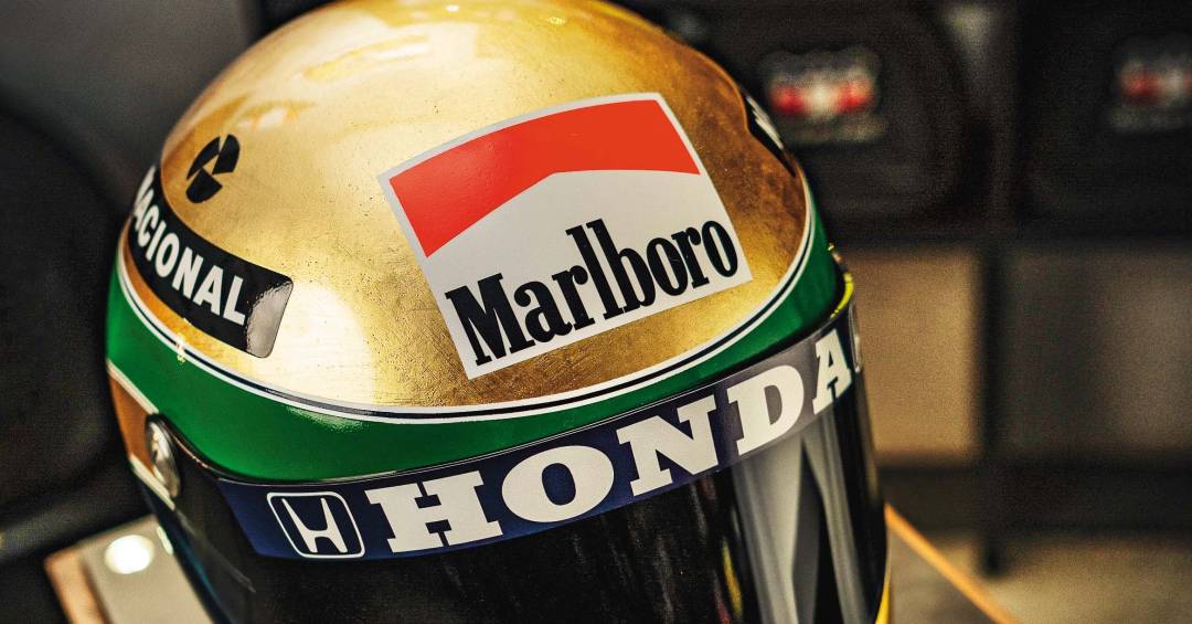 Capacete folheado a ouro em homenagem a Ayrton Senna vira item de coleção