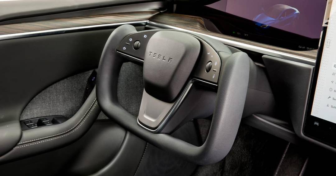 China bane volantes cortados estilo Tesla e torna normas de segurança mais rígidas