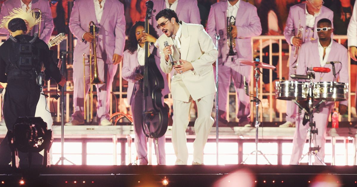 Bad Bunny homenageia Willie Colón no show em São Paulo