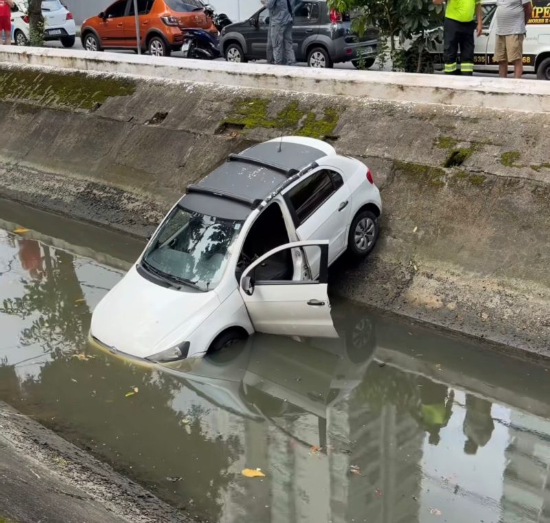 Carro cai no Canal 3 em Santos após motorista perder o controle