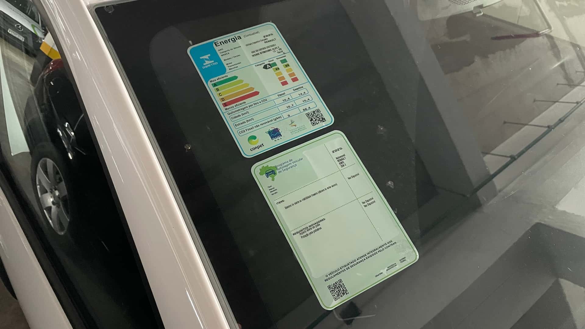 O que são os adesivos no parabrisa dos carros novos?