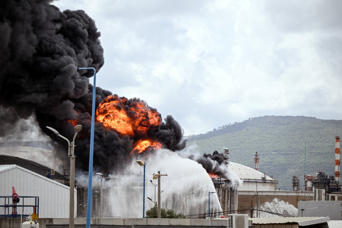 Trump fala em ‘negociações sérias’; Irã vê proposta ‘fora da realidade’ e ataca refinaria em Israel