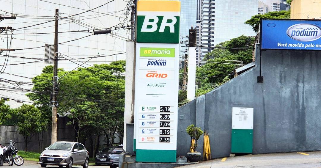 Gasolina e diesel estão mais caros nos postos antes de reajuste da Petrobras