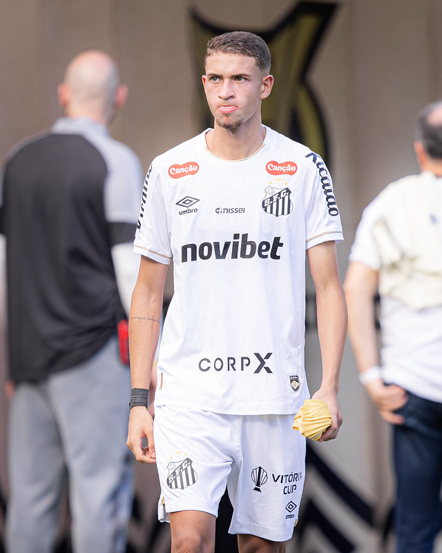 Lateral Vinícius Lira sofre lesão no LCA e desfalca o Santos FC