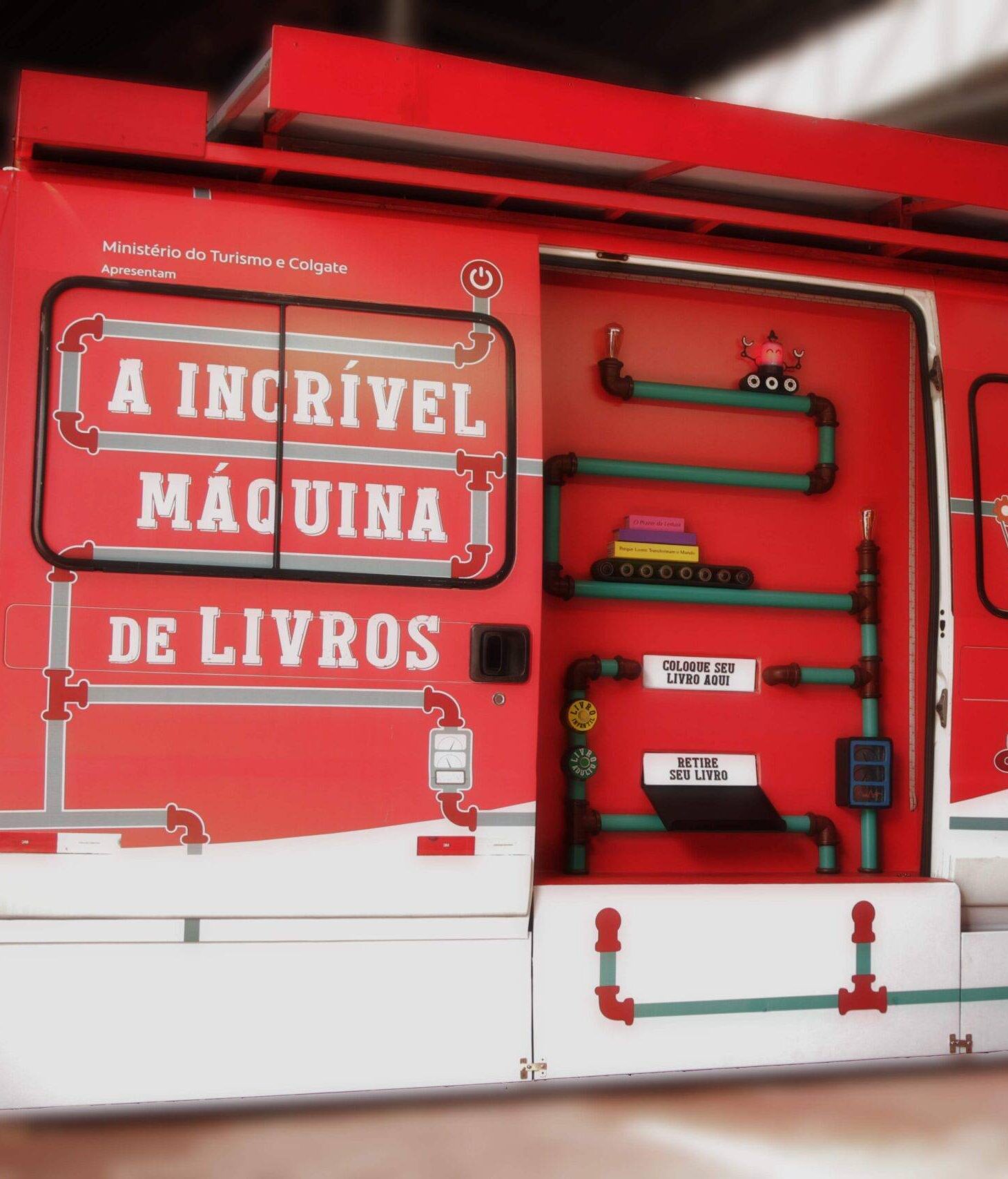 Máquina que transforma livros usados em novas leituras chega a Santos