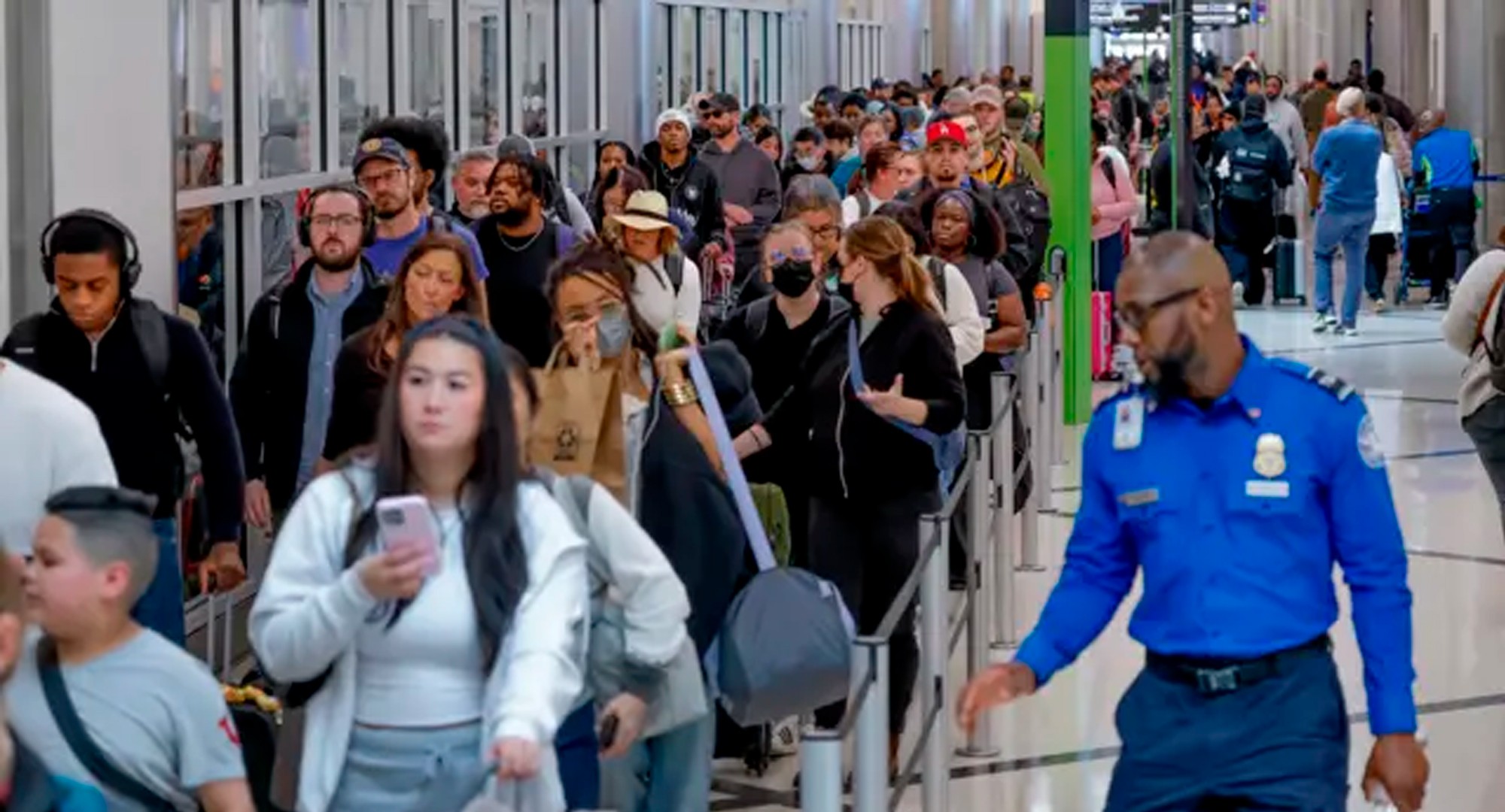Por que aeroportos nos EUA enfrentam caos
