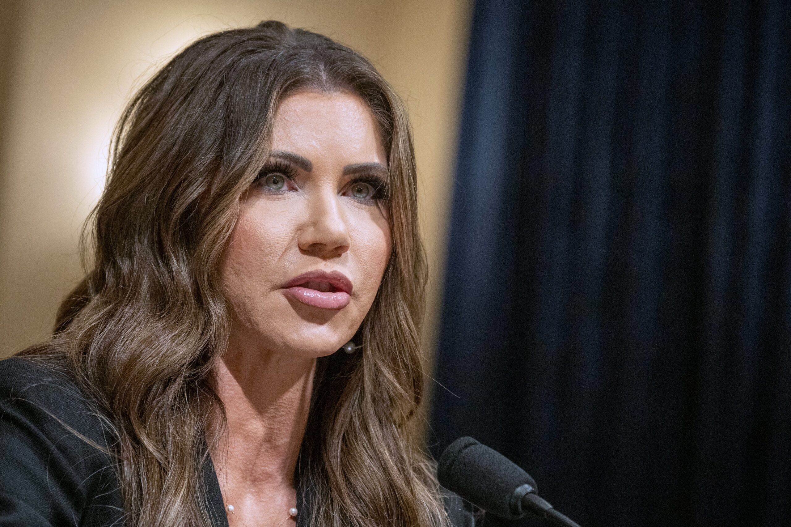 'Barbie do ICE': Quem é Kirsti Noem, secretária linha-dura contra imigrantes que foi demitida por Donald Trump ?