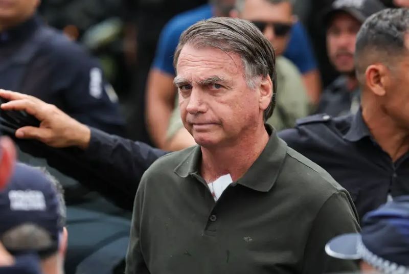 Bolsonaro é internado em UTI hospitalar com broncopneumonia bilateral