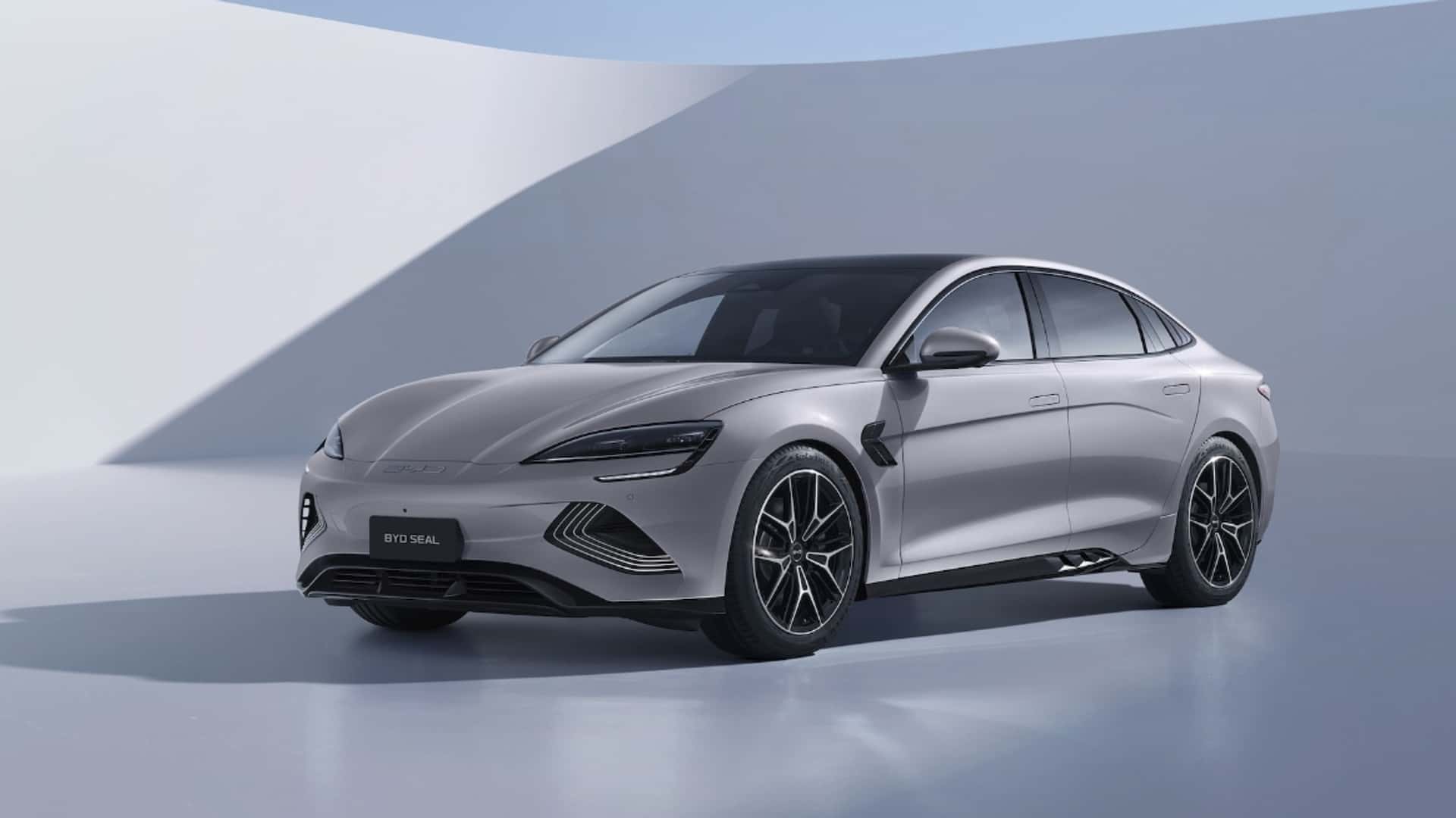 Veja fotos e o que mudou no sedã elétrico