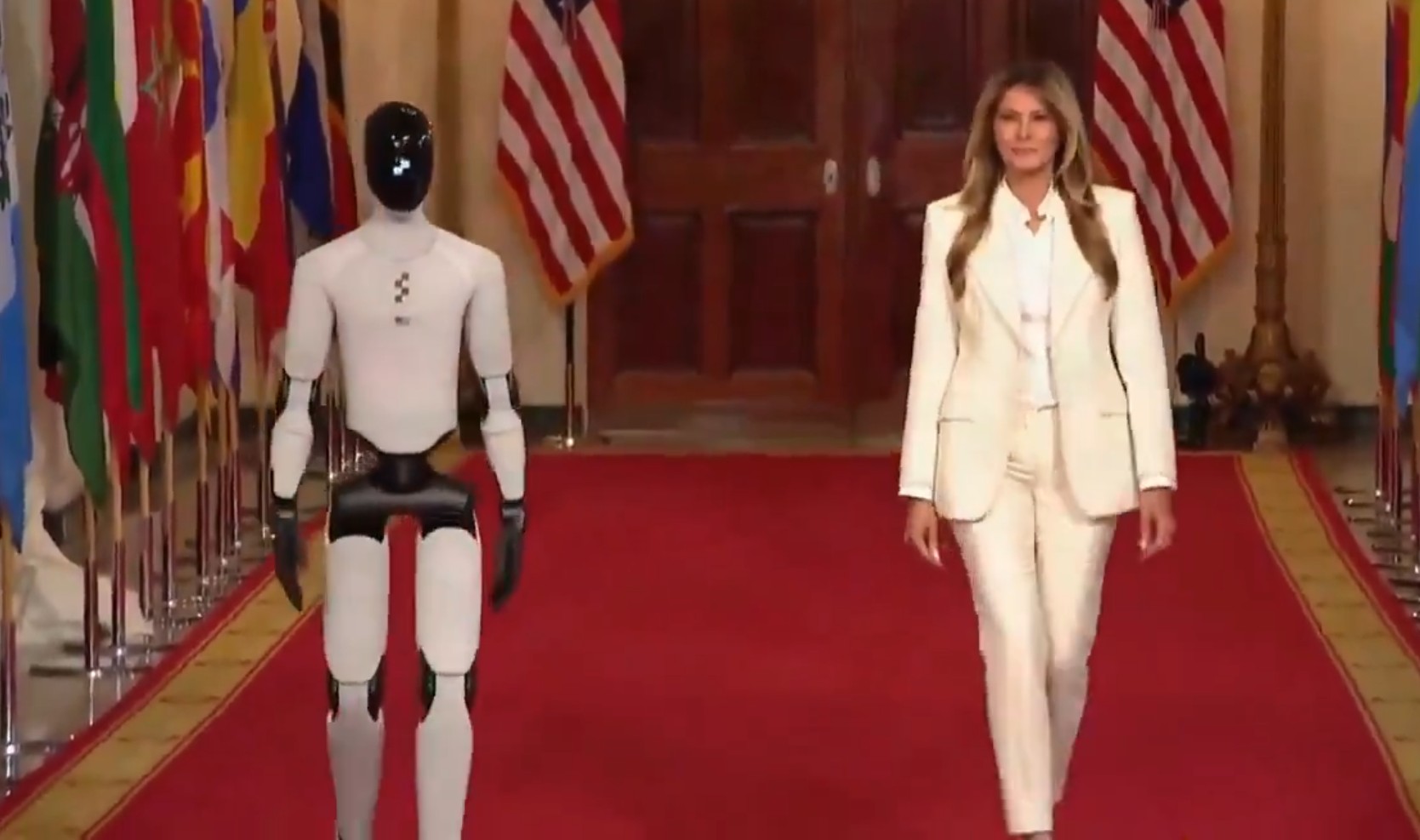 ‘Primeiro-robô’: Melania Trump desfila com robô humanoide em evento na Casa Branca
