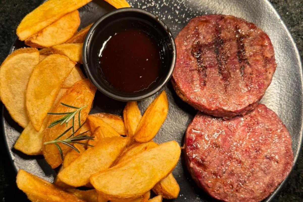 Avestruz e Pirarucu: Churrascaria aposta em pratos exóticos em Santos