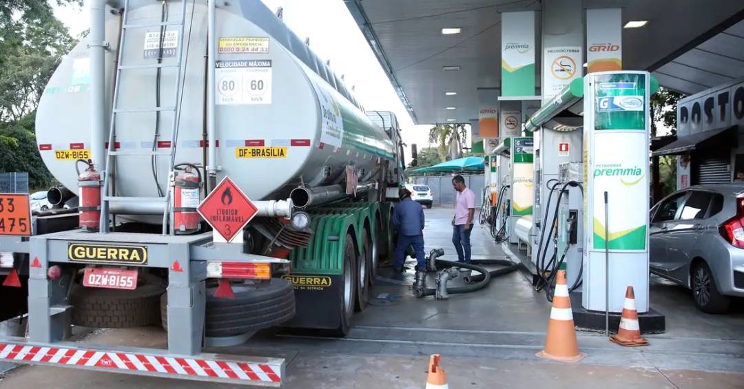 Governo diz que abastecimento de diesel está garantido até o final de abril