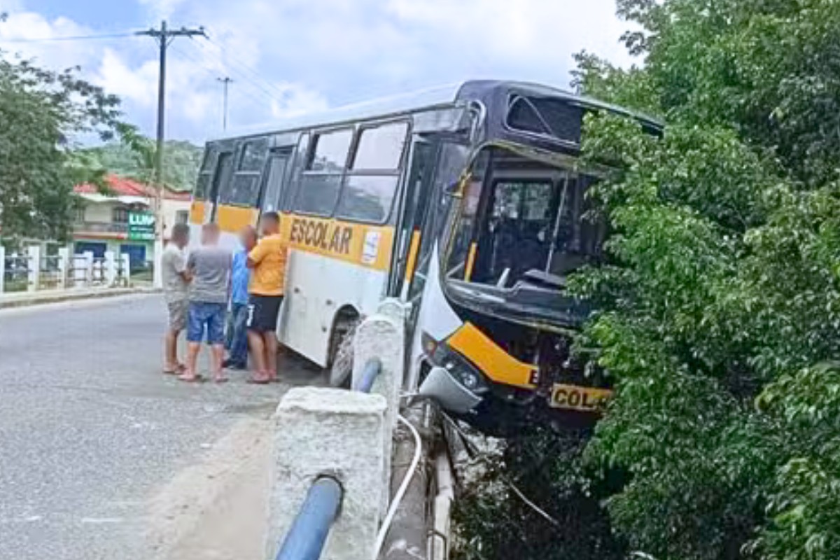 Ônibus escolar cai do guincho e atropela ciclista no interior de SP