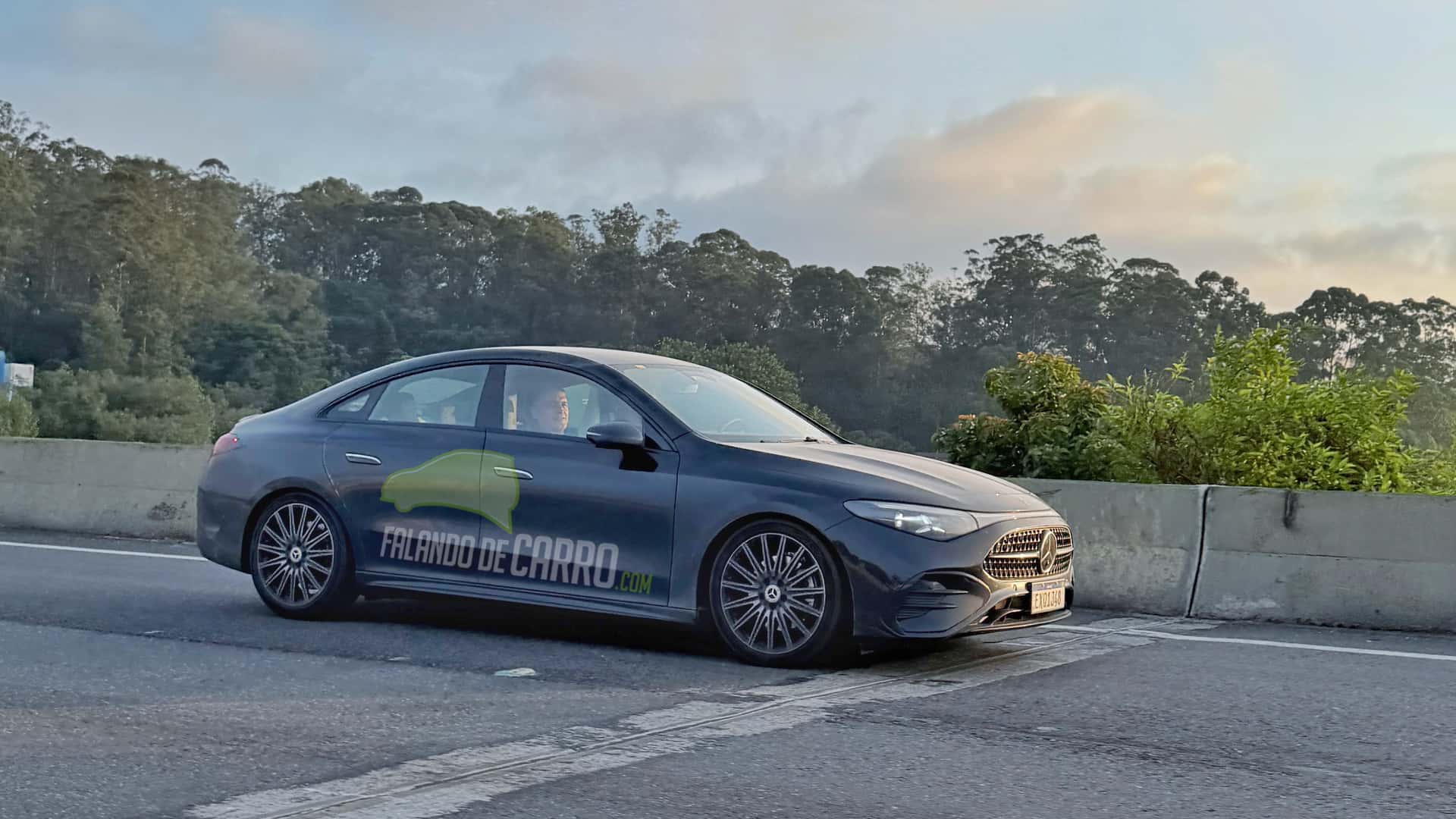 Nova geração do Mercedes-Benz é vista em testes no Brasil