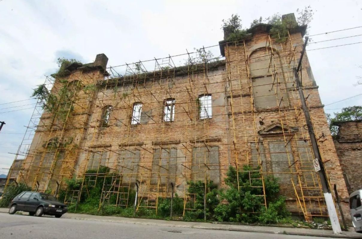 Ministério Público entra com ação para destravar reforma da Hospedaria dos Imigrantes