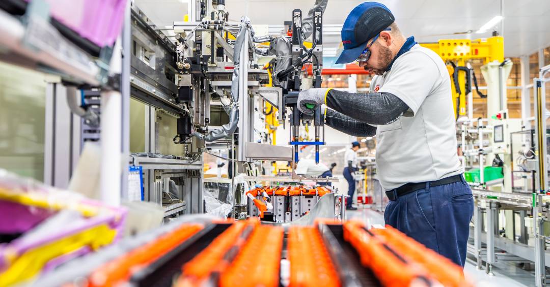 Toyota Yaris Cross Hybrid passa a ter baterias montadas no Brasil