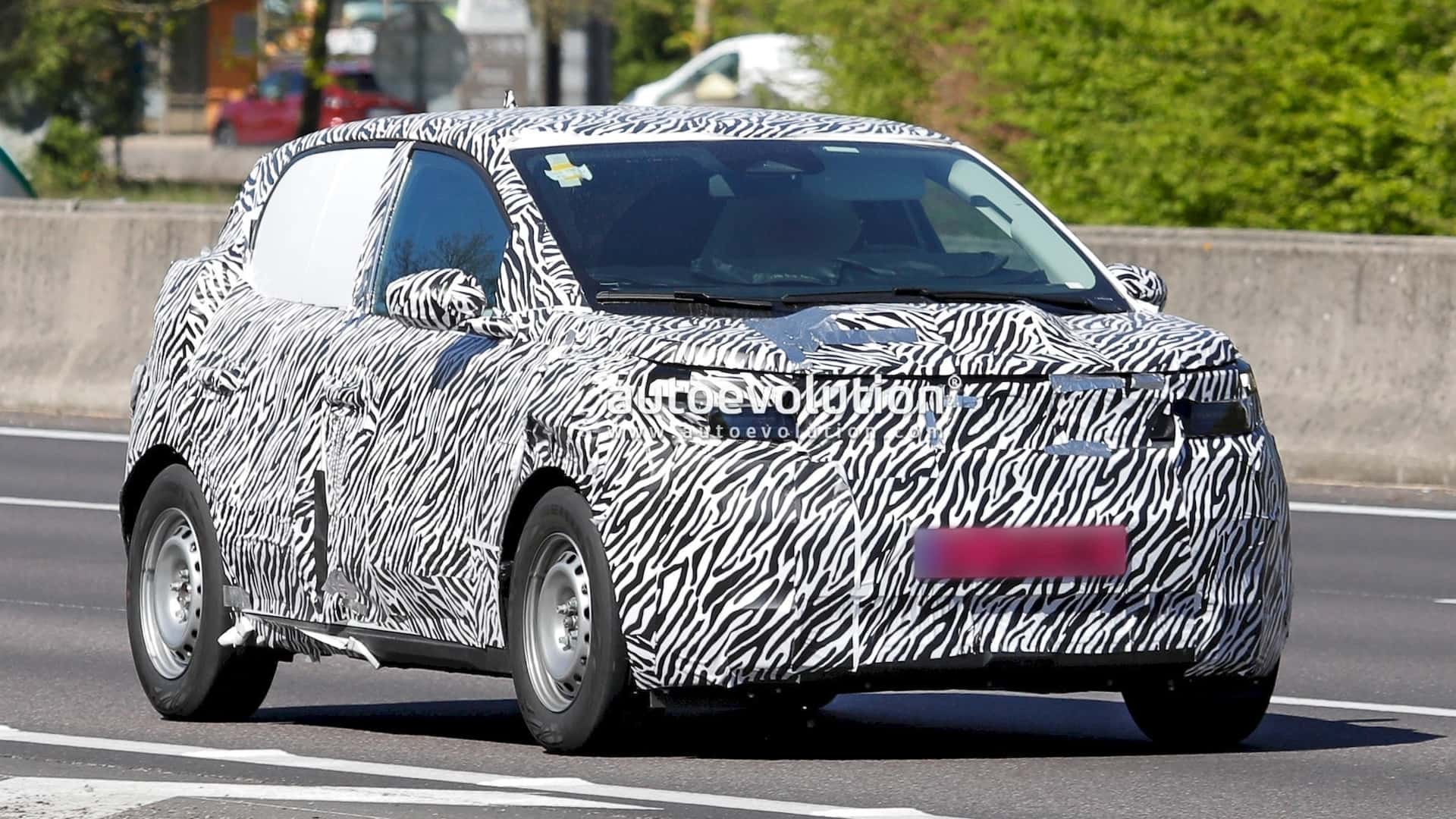 Visto em testes, novo Kwid E-Tech será parente do Twingo