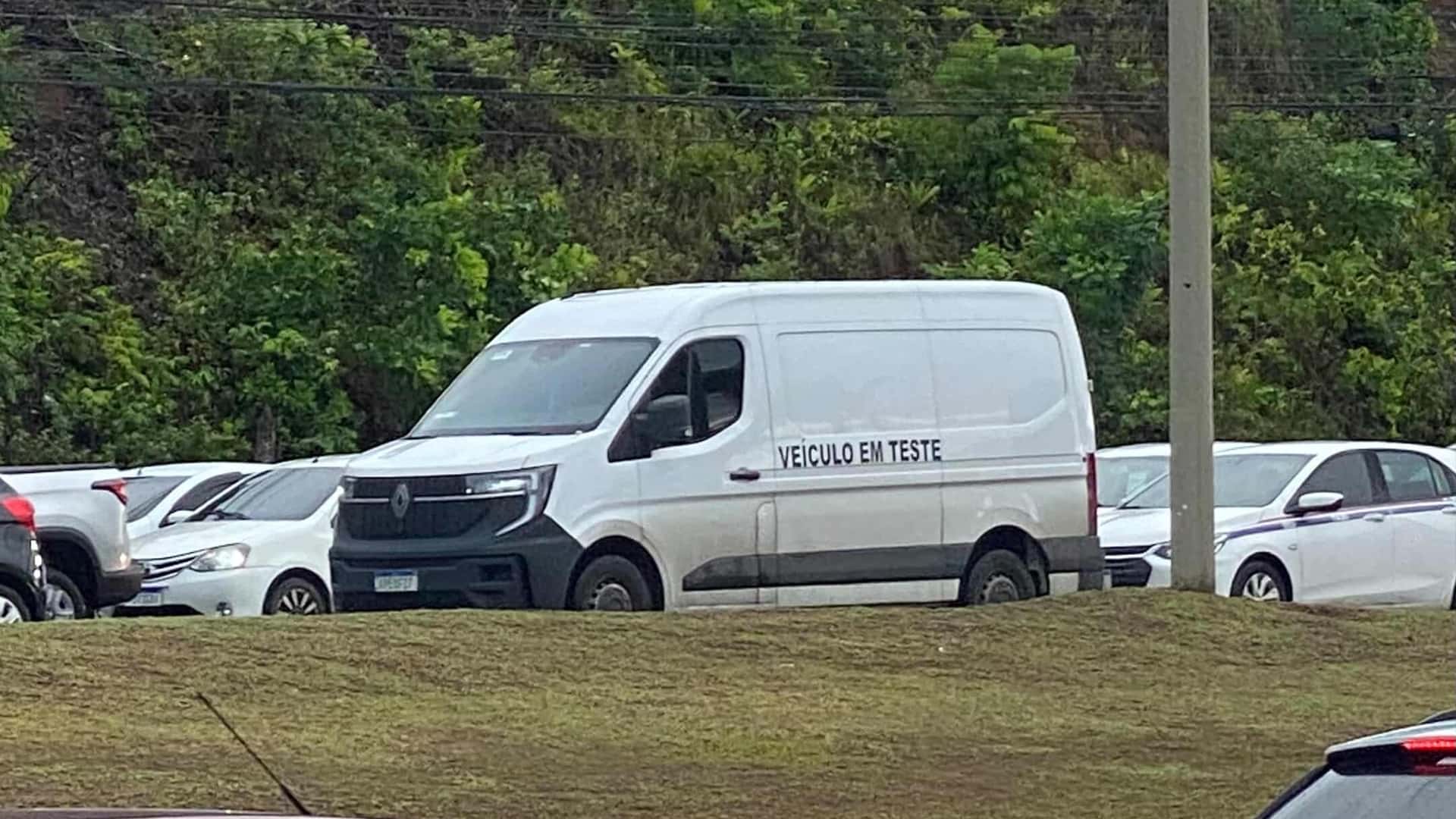 Renault testa novo Master 2027 sem camuflagem no Brasil