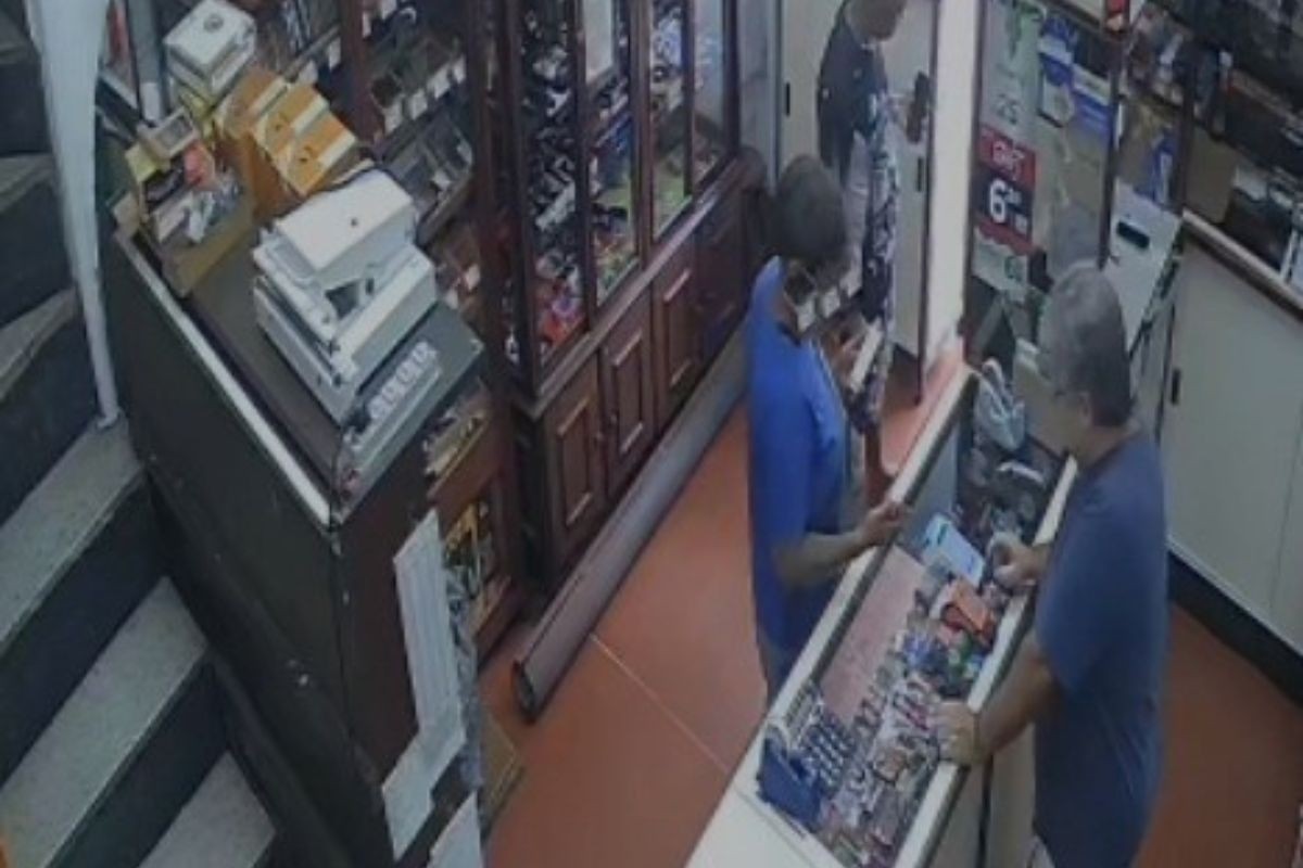 Motorista de app faz compras com cartão esquecido em carro