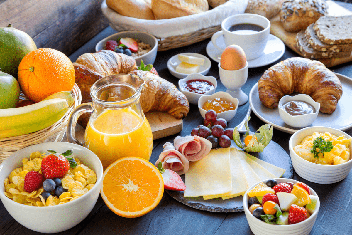 Café da manhã completo a partir de R$ 39,90: chegou o Breakfast Weekend Baixada Santista