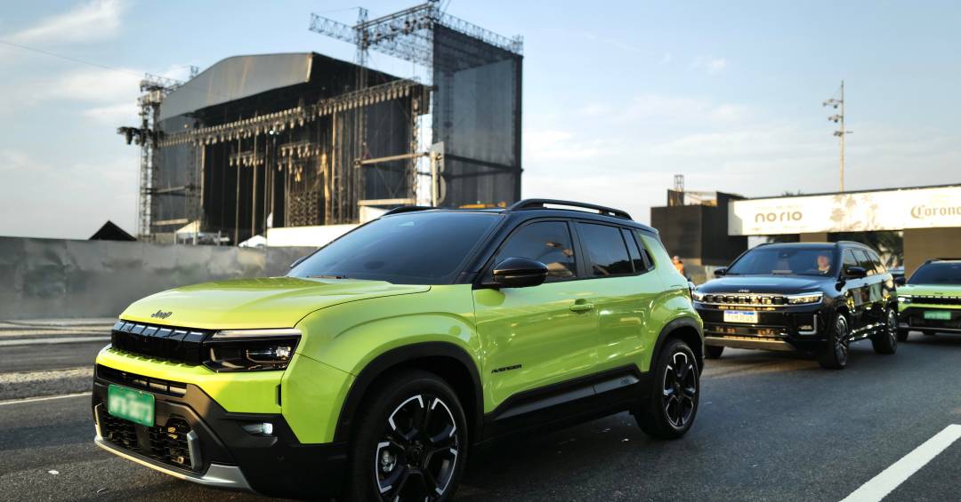 Jeep Avenger 2027 se rende à grade iluminada e aparece antes no Brasil