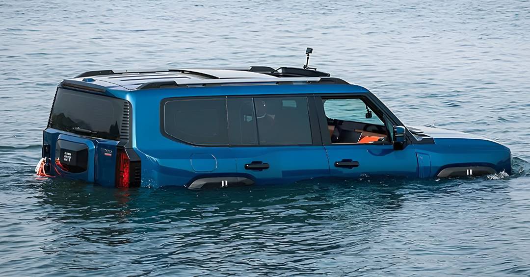 Confirmado para o Brasil, Jetour G700 ganha hélices e atravessa lago na China