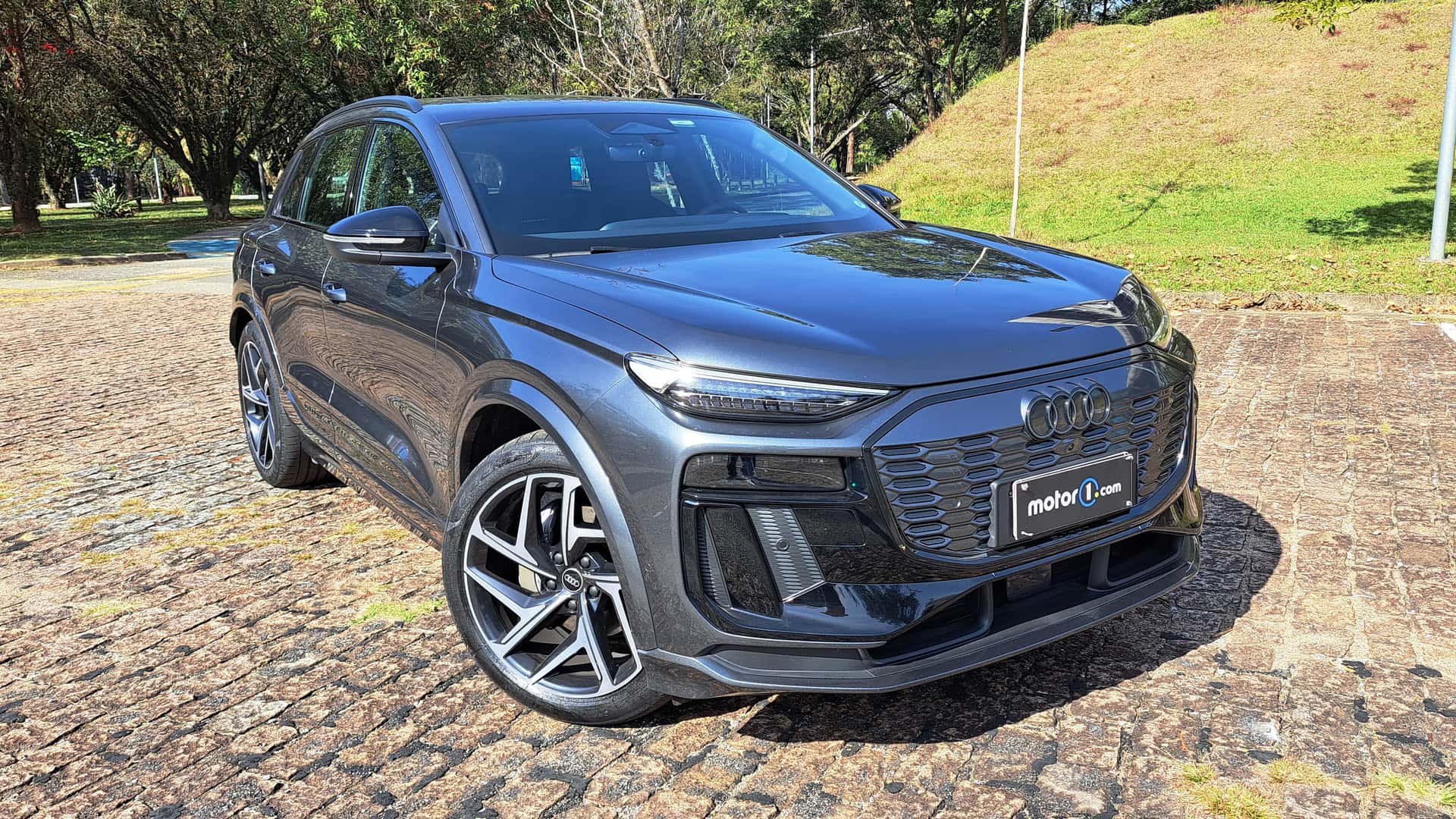 Audi Q6 e-tron 2026 chega mais potente e com mais autonomia