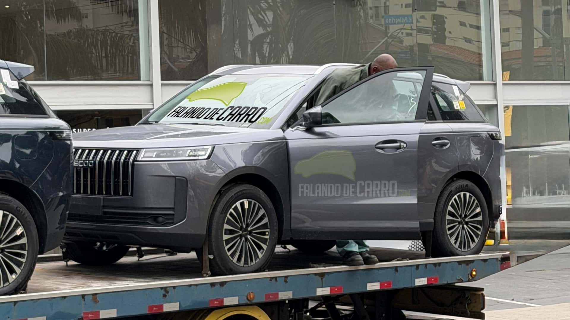 Jaecoo 5 Hybrid já está desembarcando no Brasil;