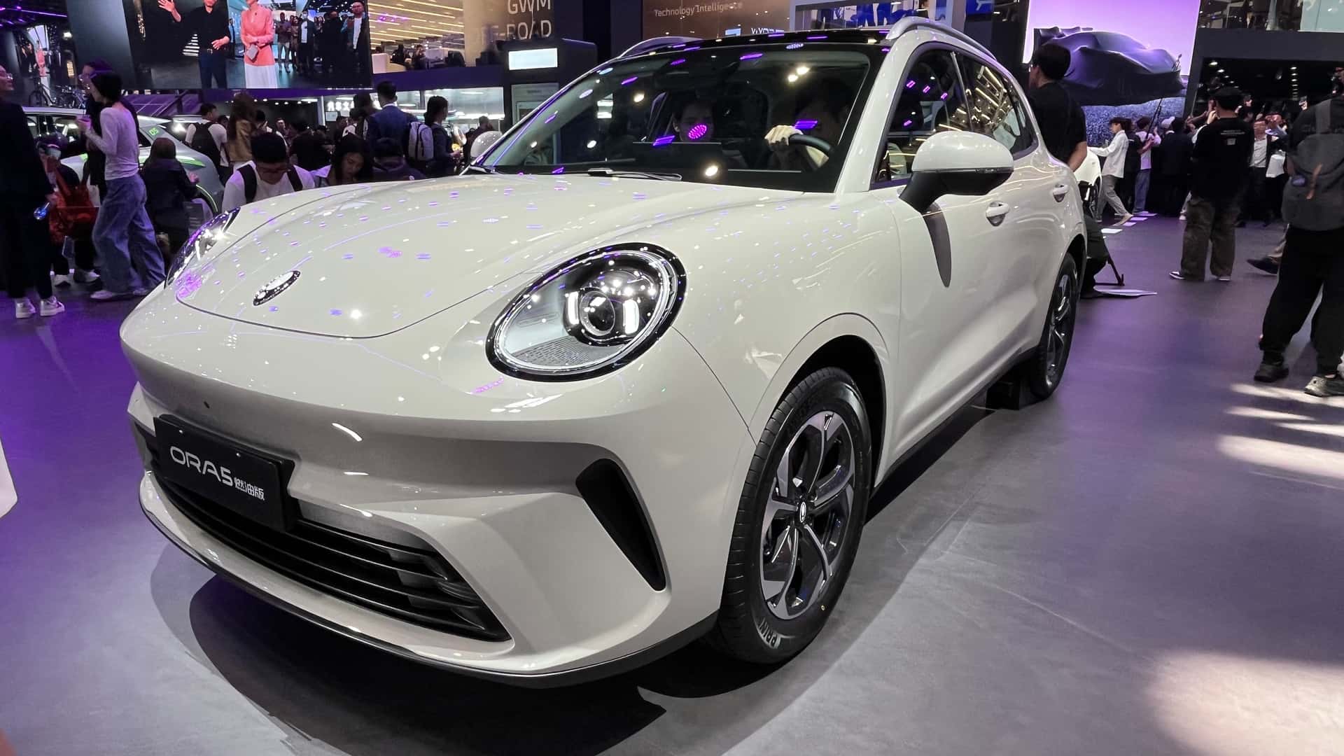 GWM Ora 5 estreia na China com motor turbo e híbrido e já mira o Brasil