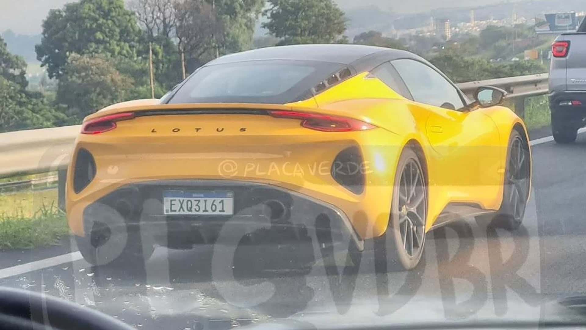 Lotus já testa esportivo Emira no Brasil; conheça