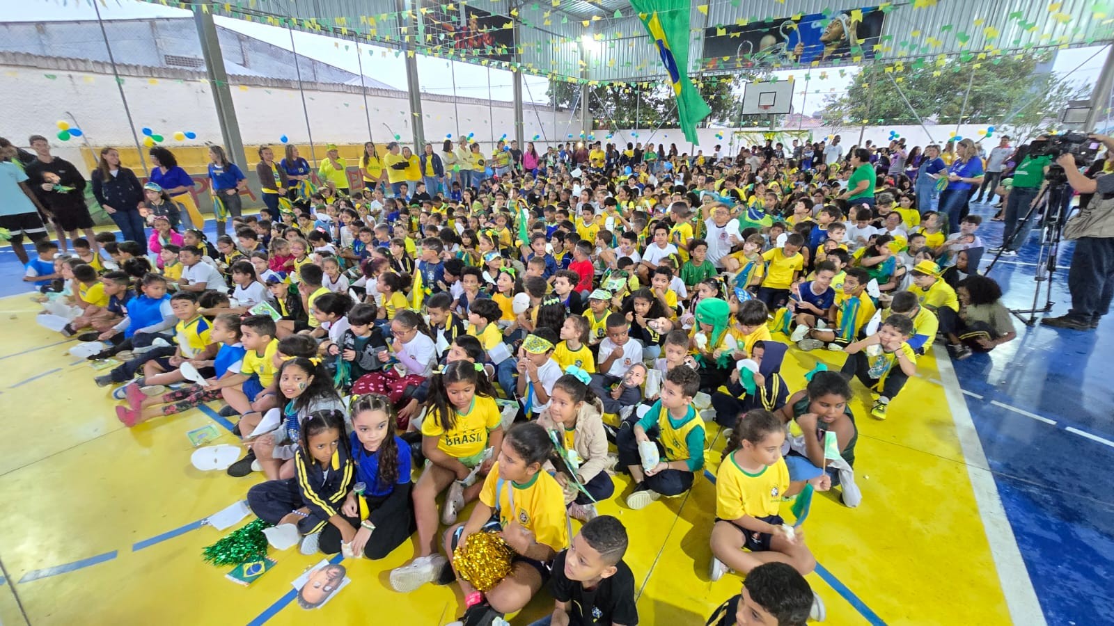 Crianças comemoram convocação de Neymar na escola onde ele estudou