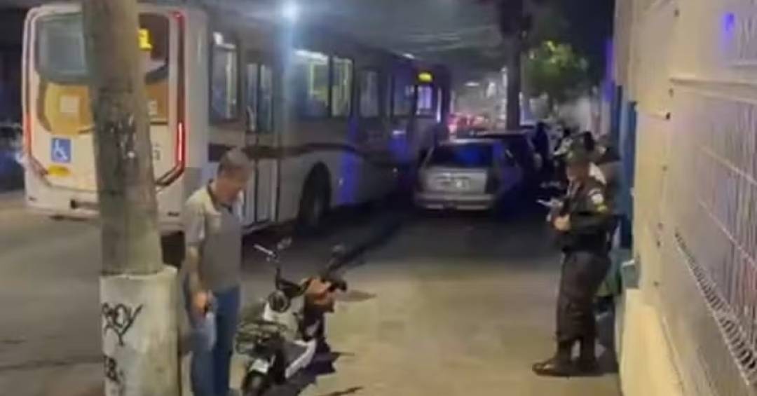 Menino de 9 anos morre após acidente com bicicleta elétrica e ônibus no Complexo do Alemão