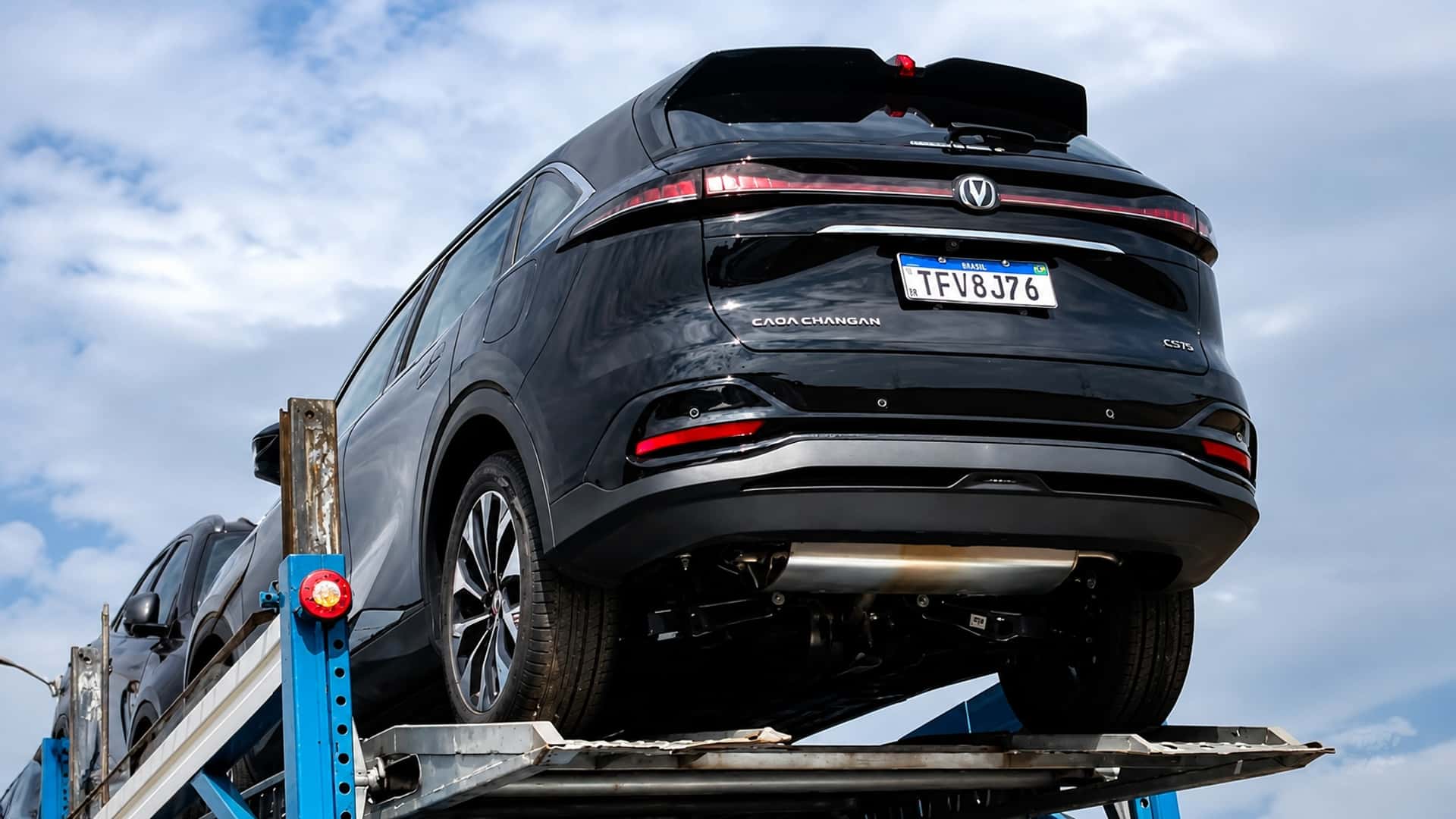 Novo CAOA Changan CS75 é flagrado em transporte para lojas