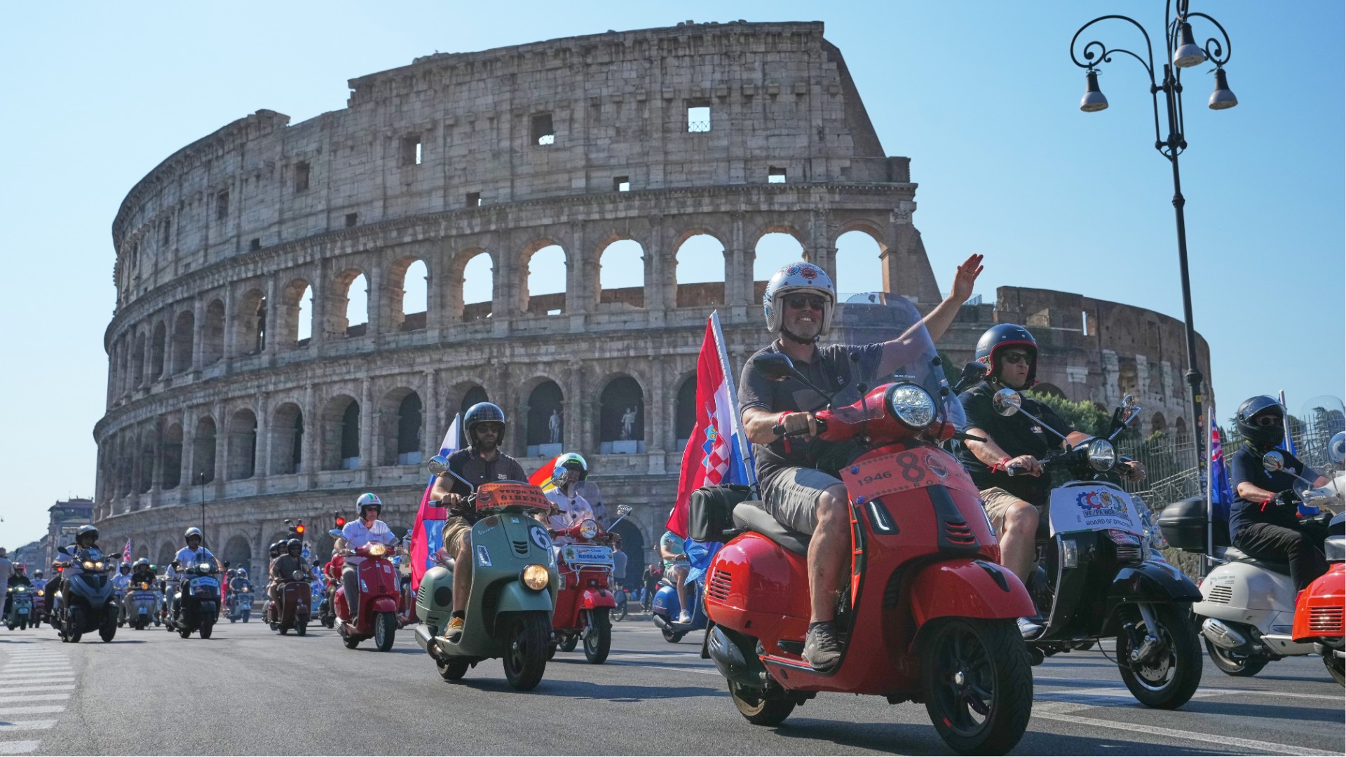 Milhares de motoqueiros se reúnem em Roma para comemorar 80 anos da Vespa; FOTOS