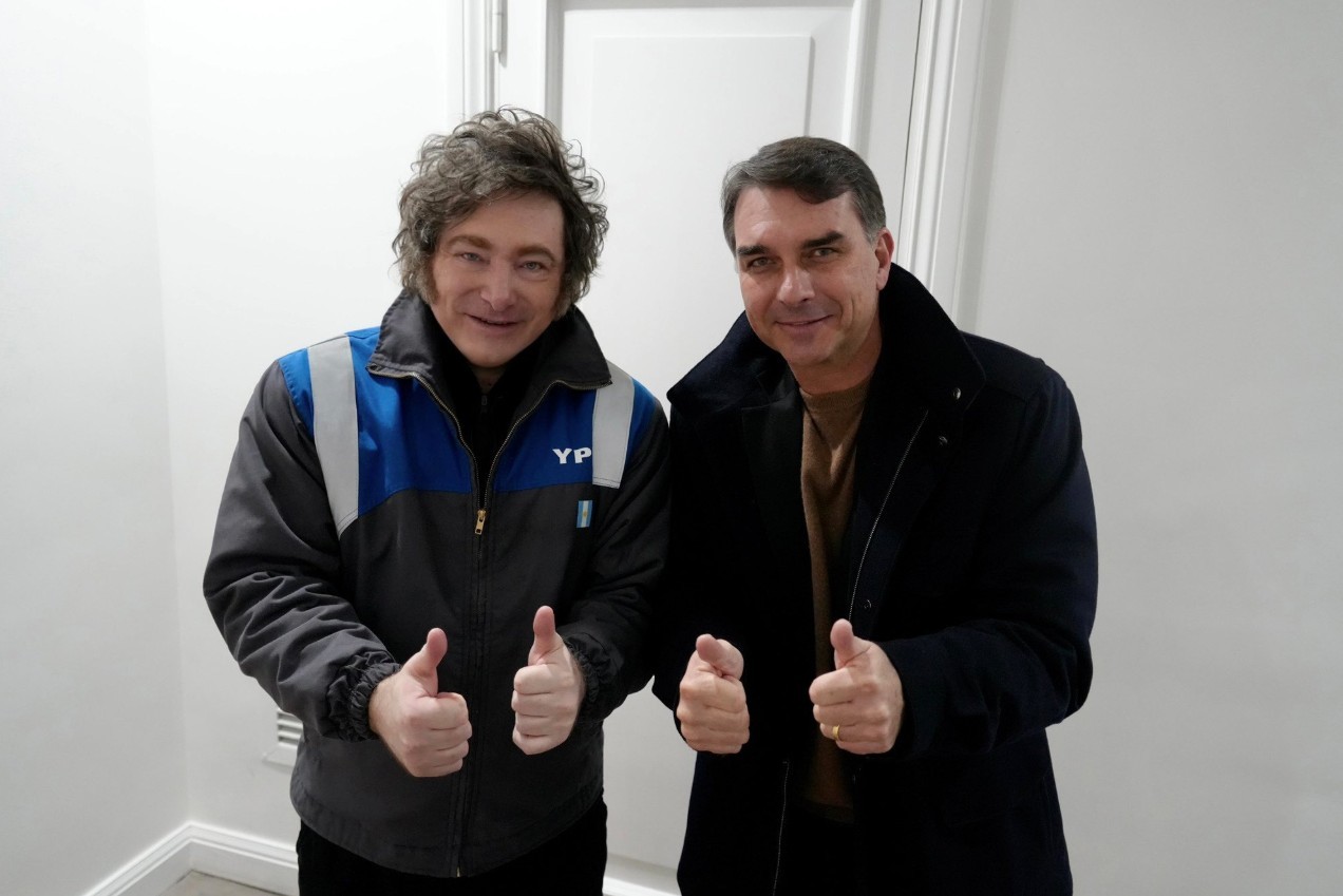 Milei posta foto com Flávio Bolsonaro: ‘Vem aí a maré azul para o Brasil’