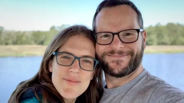 Casal se aposenta aos 40 anos após economizar até no aquecimento