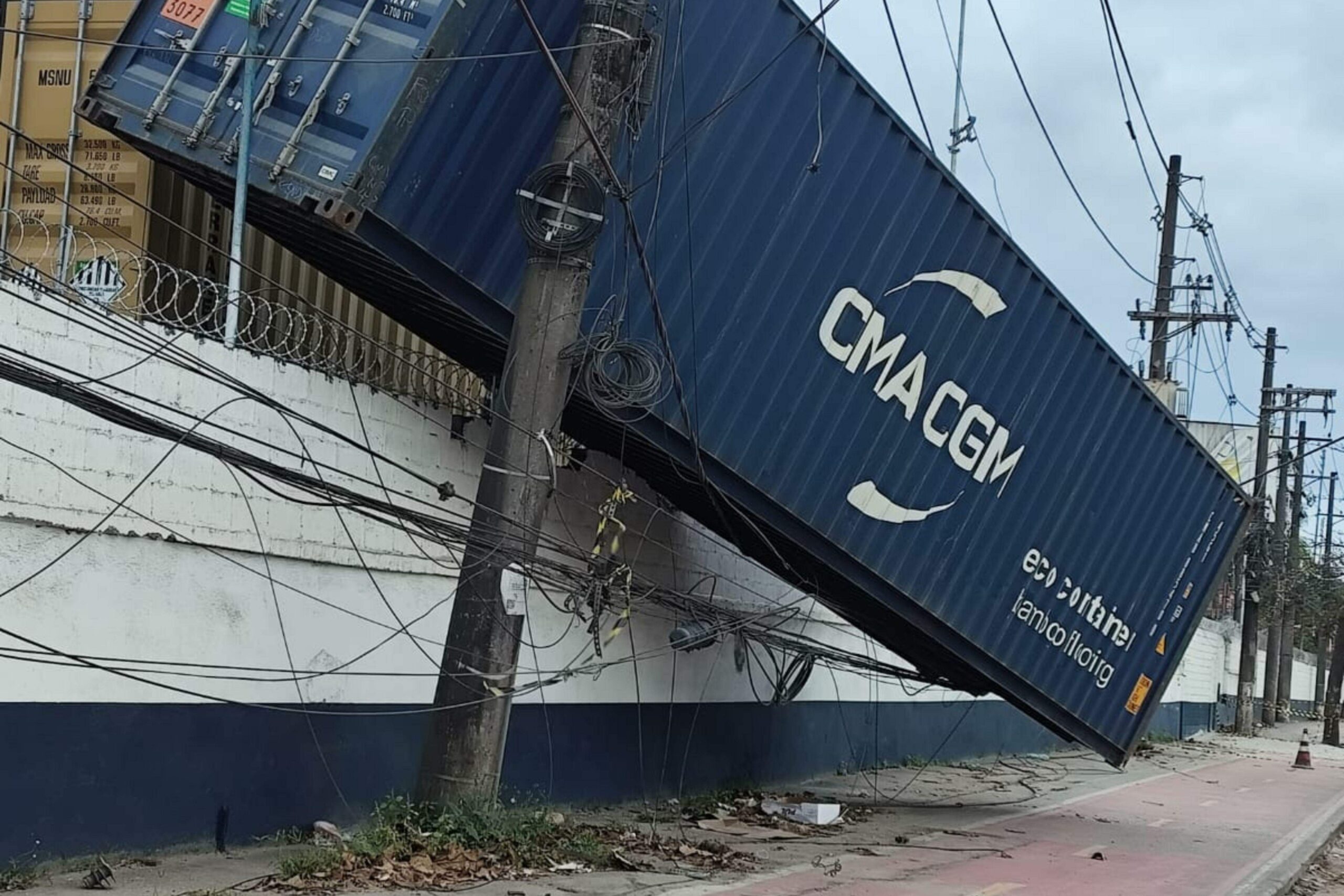 Contêiner fica apoiado em muro e fiação elétrica após ventos fortes em Santos, no litoral de …
