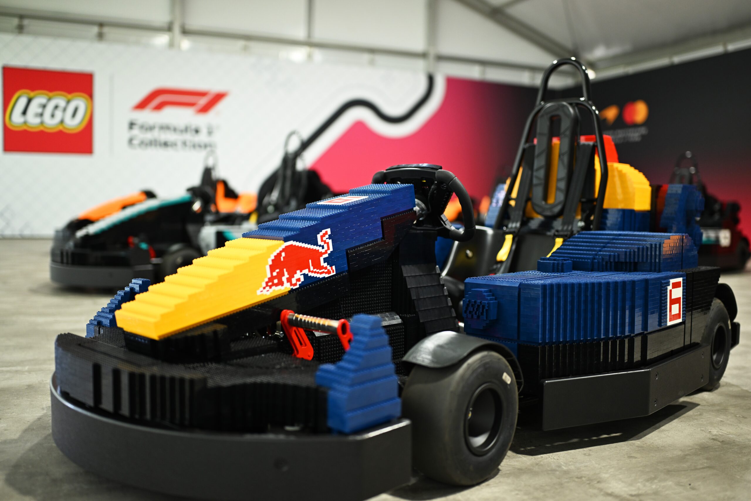 Pilotos de F1 vão acelerar karts de Lego em Silverstone; veja como carrinhos foram montados