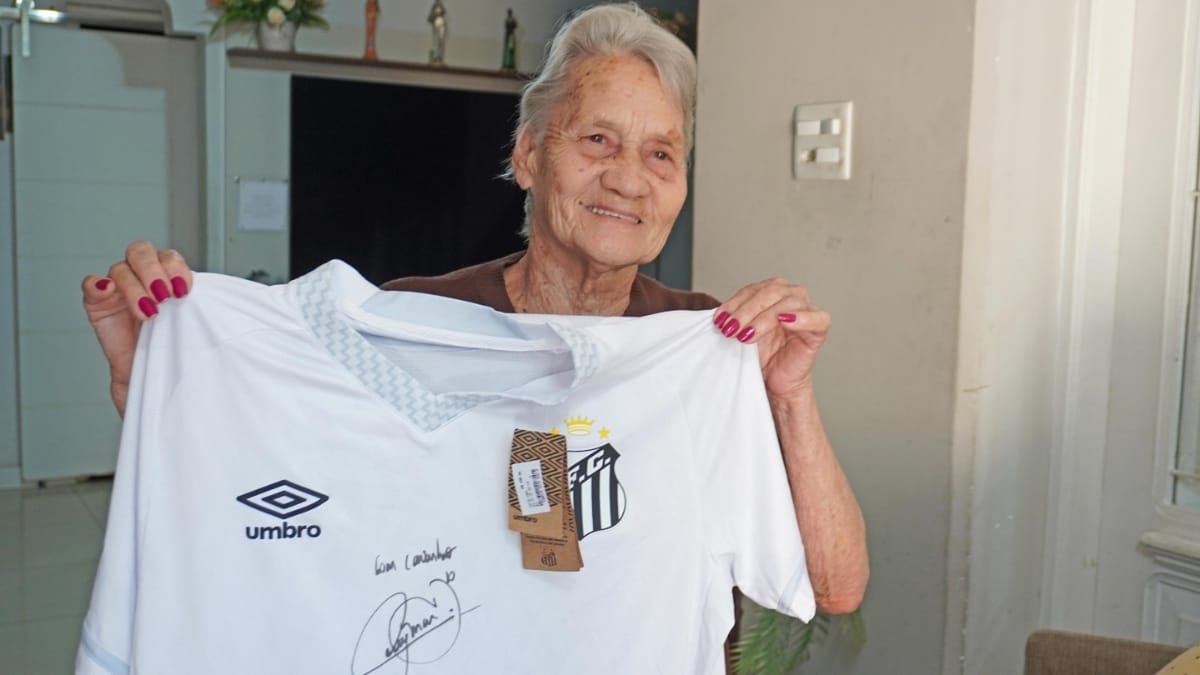Aos 79 anos, Dona Eunice faz apelo a Neymar e rifa camisa autografada pelo craque para comprar novo carrinho de pipoca
