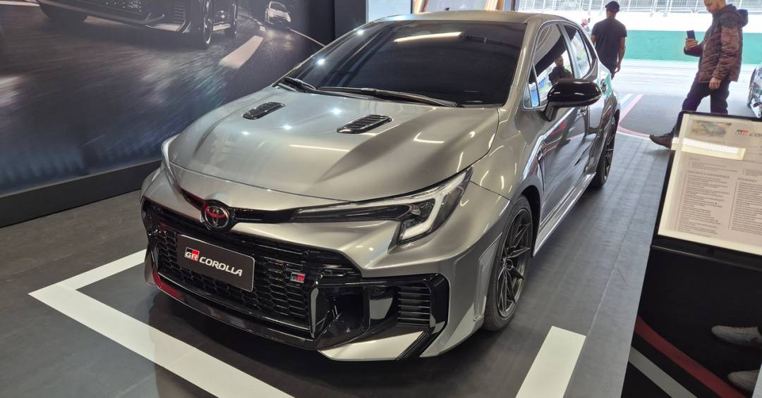 Toyota GR Corolla é apresentado no Brasil com nova dianteira e mais torque