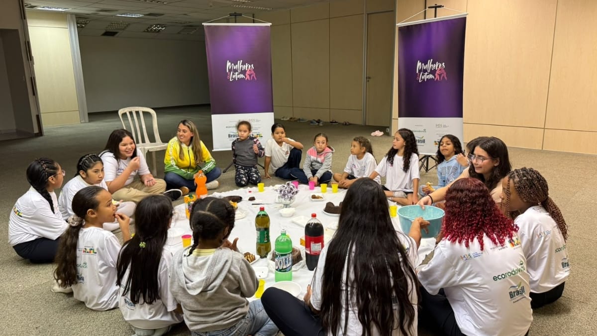 Ex-atleta olímpica compartilha trajetória no judô e inspira meninas do projeto Mulheres que Lutam a sonhar alto
