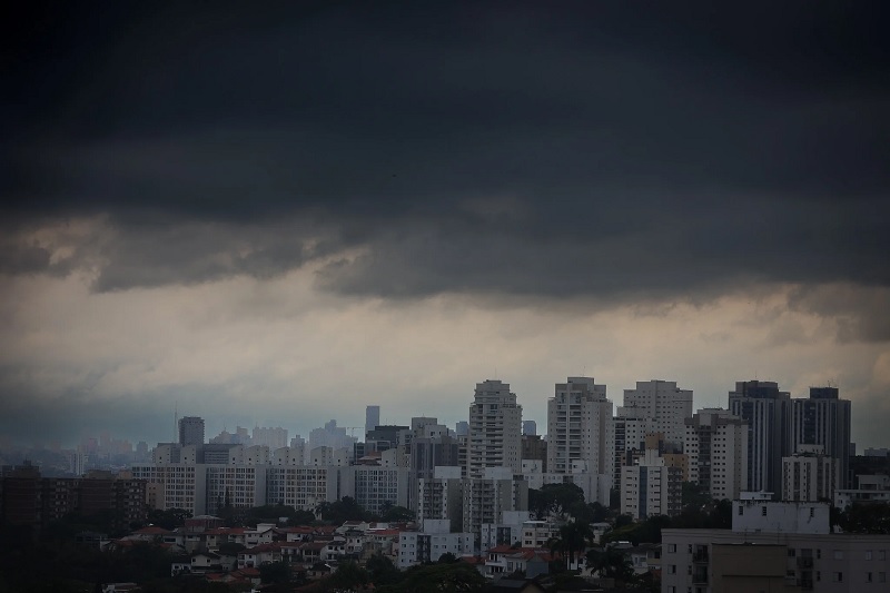 Ventos fortes colocam Baixada Santista entre as áreas de maior risco em SP